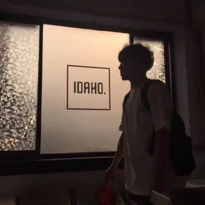 低调不明显情侣头像一男一女一生嚣张一生冷酷