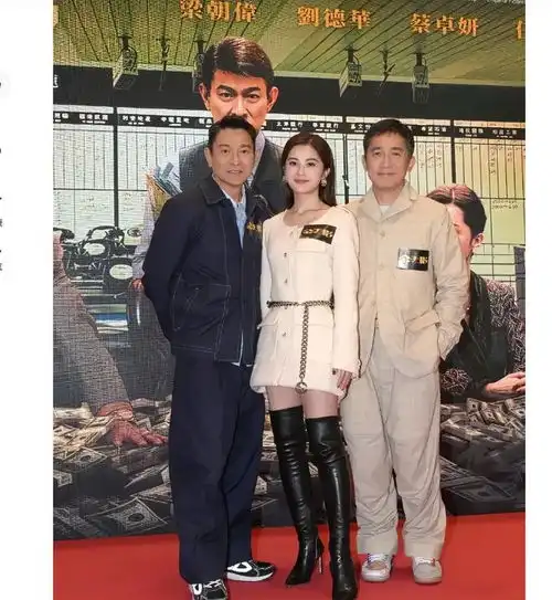 我觉得中间这个美女,比旁边这两个老男人更有魅力