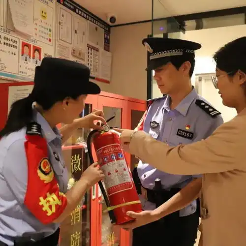 河南公安一图一故事,定格为民瞬间