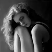 qq女生动态头像黑白或白色的