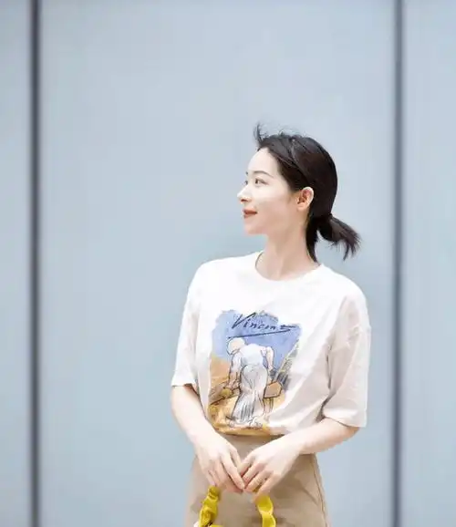 会打扮的中年女人,入夏后都在穿这3条减龄t恤,时髦又显年轻