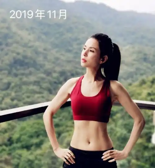 李若彤和陈浩民尬舞,被赞像20岁少女,可路人镜头里的她却是这样