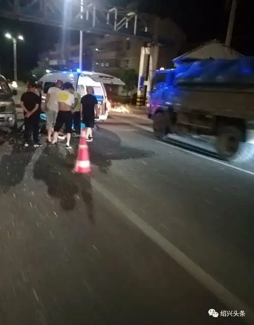 滨海一女司机开车出事2小孩被压在车底,血淋淋的