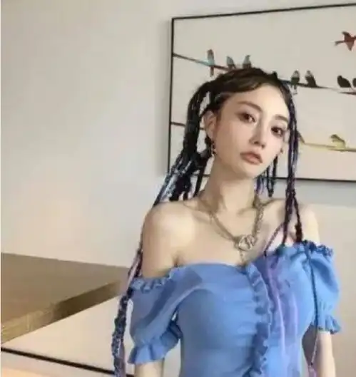 李小璐和一男生逛街,刻意保持一前一后距离,事后坐男生副驾离开