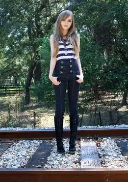 美16岁校园美少女演绎真人芭比
