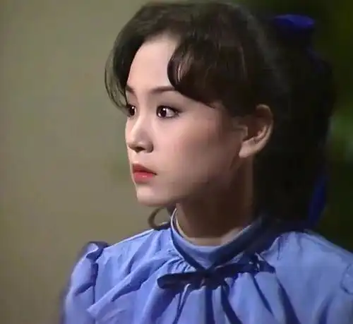 看了刘雪华才知道,自然老去的女人也很优雅,满脸皱纹照样美丽