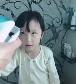 洪欣晒照为女儿剪头发5岁彤彤捂脸害羞小表情抢镜