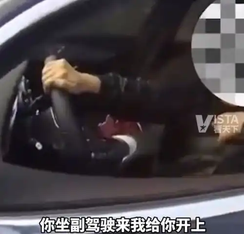 陕西一女子因其父过世,在高速公路上无法驾车,交警热情为其代驾