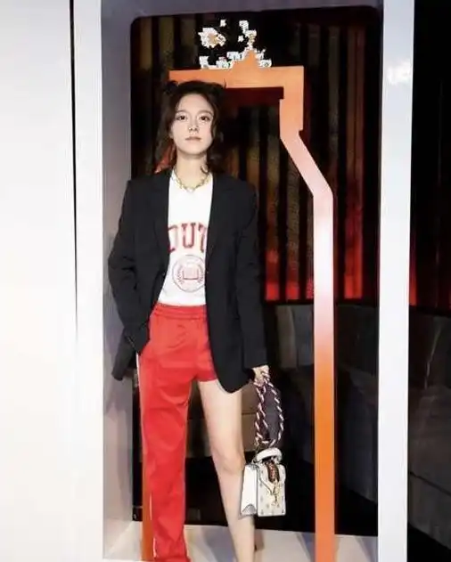 曾扮演张嘉译闫妮女儿,18岁赵今麦牛仔上衣配短裤,青春洋溢