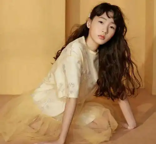 小s女儿进军娱乐圈时尚少女高级脸,酷似拍大片