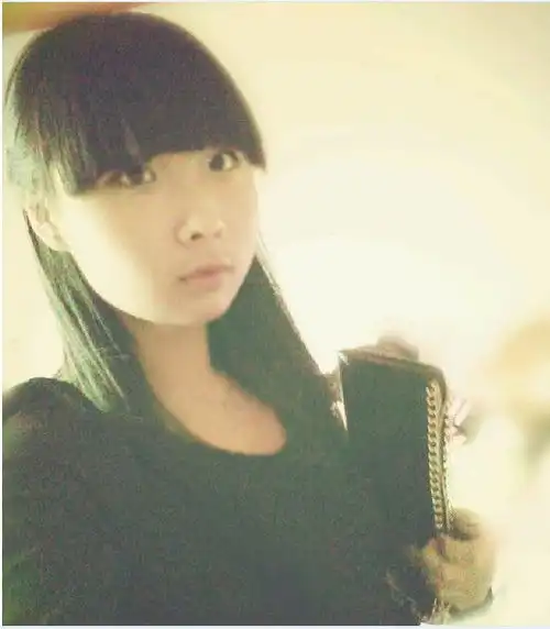 谁认识这个女孩,知道他叫什么和qq号