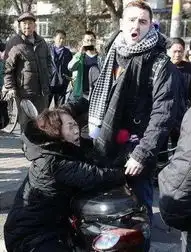 老外撞大妈疑遭讹诈照片拍摄者公开致歉