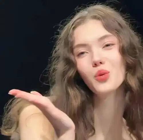太美了18岁俄模腰臀比封神,惊艳全网,多张私照流出美女腰围臀围网易订阅