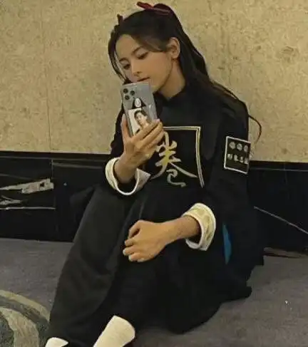 麻花特开心杨超越,2月20日全员喜剧人,超越妹妹手机壳竟是沈腾