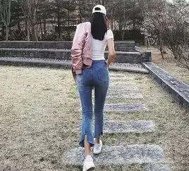美丽优雅的牛仔裤美女,展现细节上的精致感