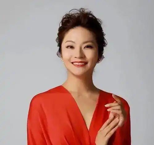 她是央视美女主持,气质不输董卿,曾和成龙传绯闻,现在如何