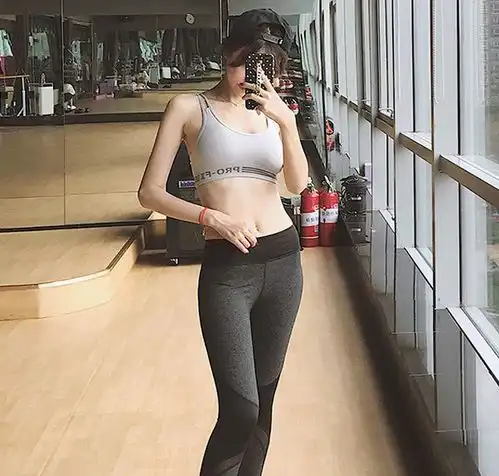 青春活力的紧身打底裤美女,展现出曲线之美,看起来很有气质