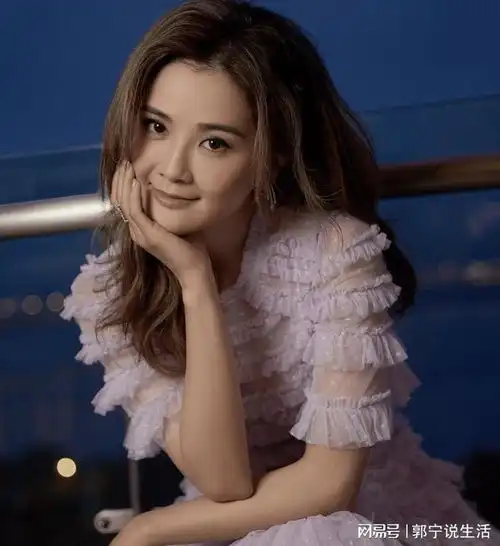 台风袭港众艺人豪宅受灾,蔡卓妍家彻夜漏水,tvb小花家变水帘洞