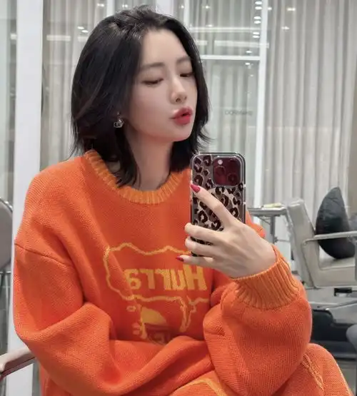 贡品你们的第一美女,身材还是那么火辣,但脸