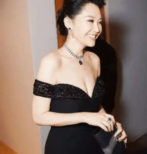 49岁许晴至今未婚,被采访生理需求问题时,她的回答简直太耿直