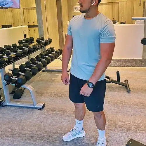 又高又壮的性感胡子肌肉大叔