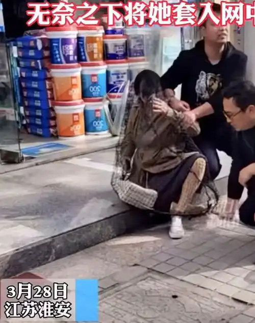 女子无绳遛狗,反抗中被城管一把套入网中,网友这回逮个大的