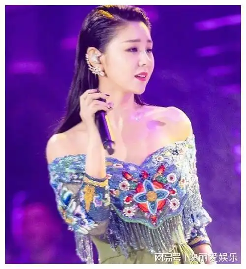 她是娱乐圈的纯洁女星,出道多年0绯闻,丈夫甘愿为她守身