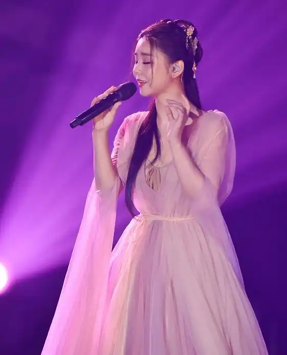 她是娱乐圈的纯洁女星,出道多年0绯闻,丈夫甘愿为她守身