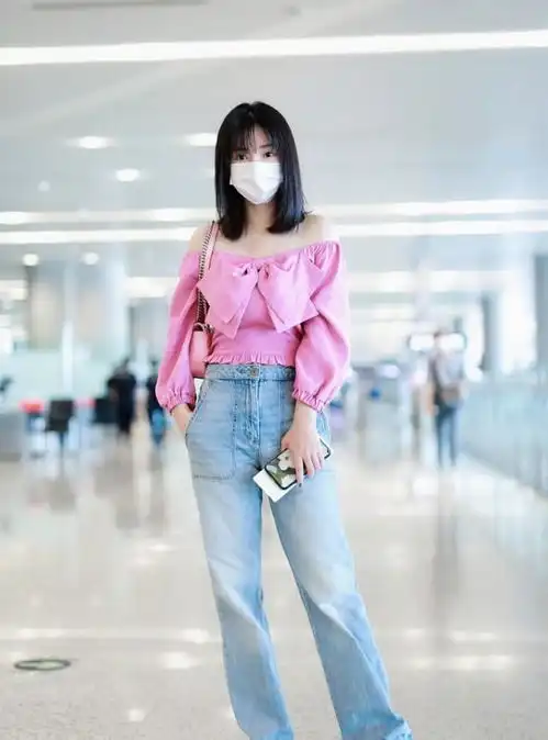 柳岩魅力多变,牛仔裤加少女风上衣,人到中年姑娘气质更明显了