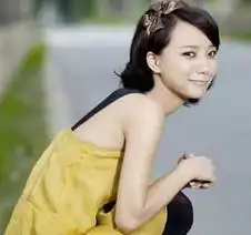 王络丹诠释各类俏丽彩妆