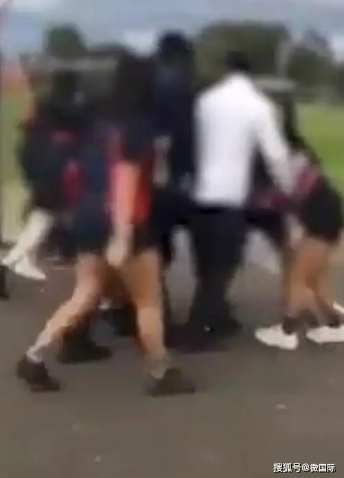 13岁的女孩在学校遭到校园暴力,画面让人心疼,吓到不敢上学了