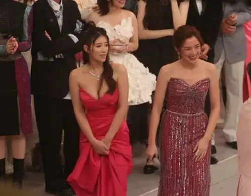 惯犯tvb新晋咪神夺台庆现金大奖女主持人又大力拥抱,夹出深长事业线