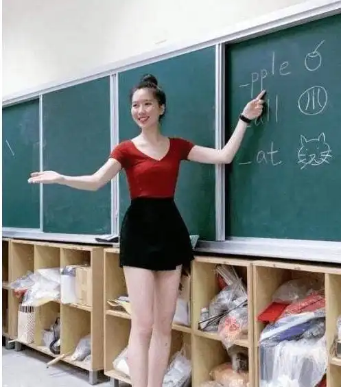 老师穿着引争议,超短裤加上女团舞,家长有失体面