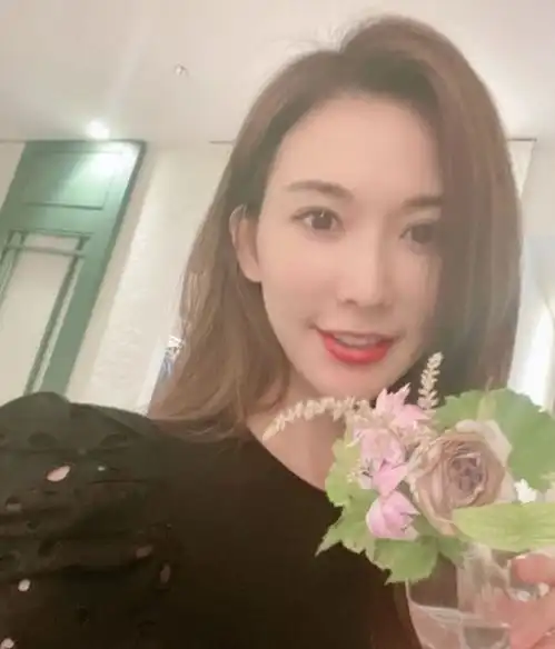 45岁海芬宣布怀孕,孩子生父身份成谜,闺蜜林志玲送祝福一起聊妈妈经
