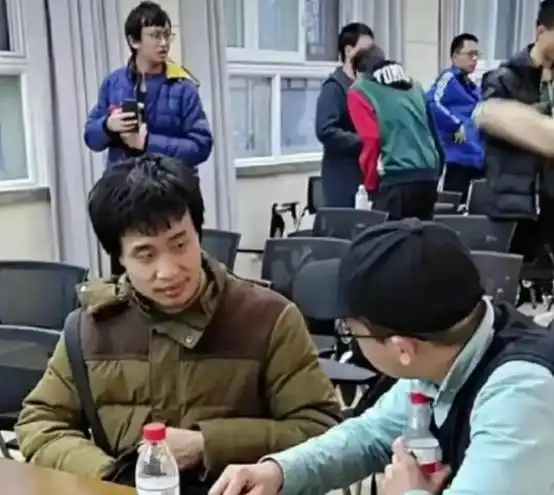 韦东奕饭堂吃饭菜里面没肉,但看到他用的包后,让人崇拜