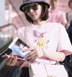 素颜女神王丽坤太少女,粉色t恤配牛仔短裙,时髦又减龄