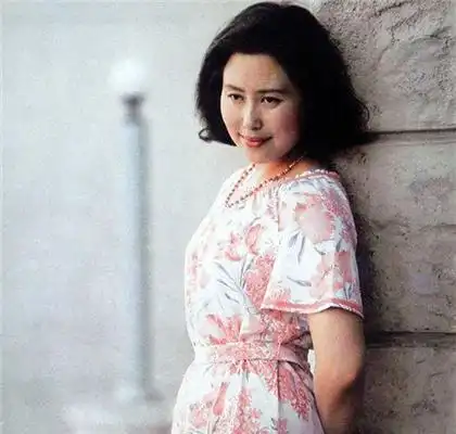 69岁老戏骨斯琴高娃,坐轮椅仍坚持拍戏,成功的女人都闲不住