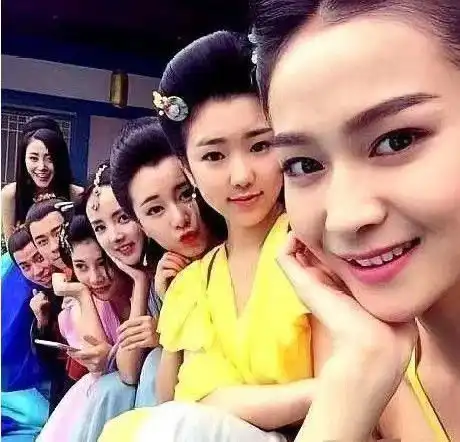 横店群演校花成群,美女们蹲在地上吃着盒饭,却幻想一夜成名