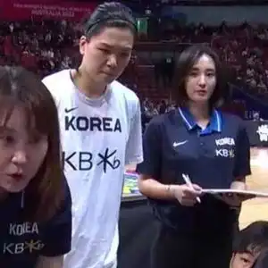 韩国队美女经理再次随队出征去年世界杯一次暂停十分抢镜