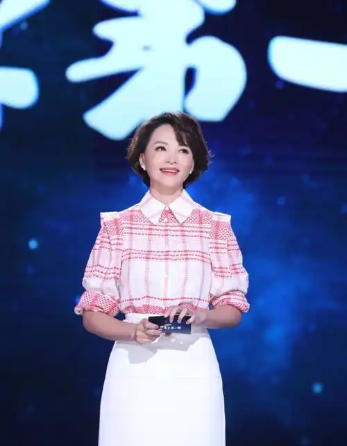 真正优雅的女人,夏天很少穿短裙短裤,看看董卿你就明白了
