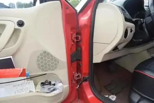 前一秒还在开车,下一秒就被卷进车底这操作可怕