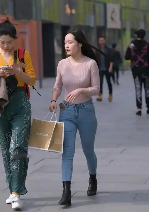 时尚耐穿的瑜伽裤穿搭尽显可爱淑女风,舒适又显气质,温柔可人