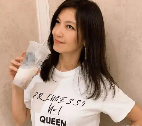 44岁林熙蕾近照,连生2女身材仍完美,曾被王晶看好能接班邱淑贞