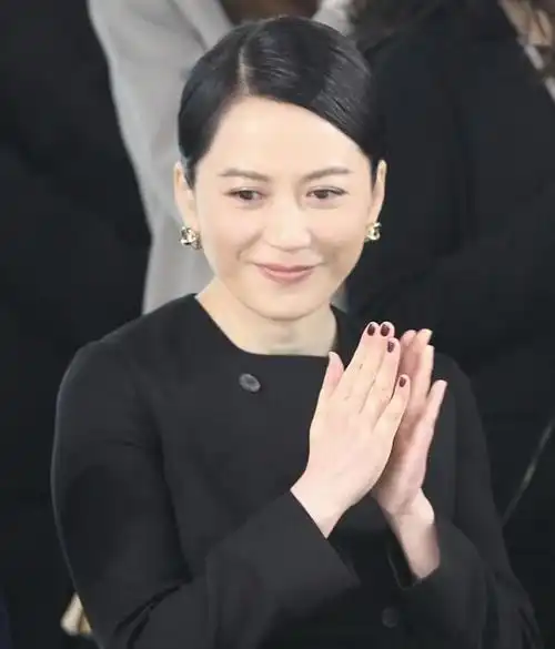 冻龄女星俞飞鸿气质真高级,普通裙子都能穿出优雅感,太有范