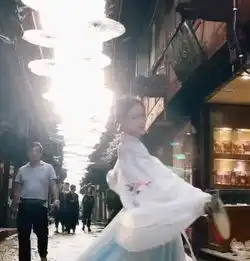 小姐姐穿汉服古城游玩,只一个背影就俘获了一大堆粉丝美哭