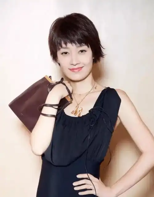 当45岁袁泉和46岁马伊琍同框,才明白中年女人优雅比扮嫩更重要