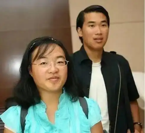 她13岁在村里喂猪,被张艺谋选中后改变一生,现事业爱情双丰收
