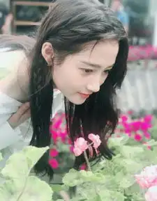 国民闺女关晓彤文艺小清新装扮,网友更关心她的腿