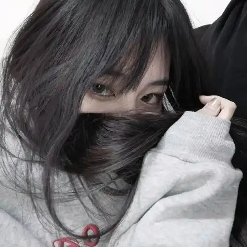 网易云我和她撞到时我手里的东西散落一地,可她却先站起来很生气的说