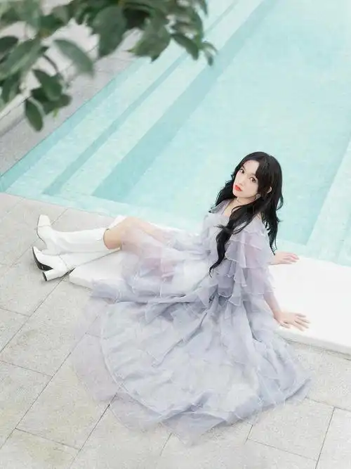 元气少女程潇精致上线,身穿灰色纱裙配白长靴,宛如画中仙